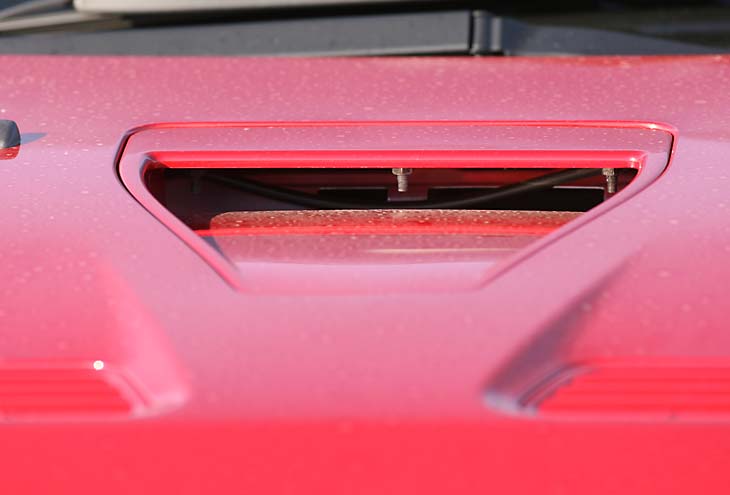 El capó tiene esta toma de aire, mucho más pequeña que la de anteriores generaciones.