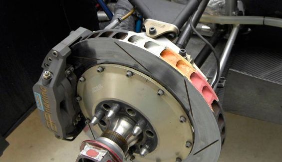Los frenos están bien resueltos con discos de 380 mm y pinzas AP de seis bombines. Los frenos están bien resueltos con discos de 380 mm y pinzas AP de seis bombines.