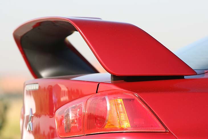 El alerón ya no es regulable como en anteriores ediciones pero sigue teniendo una importancia considerable.