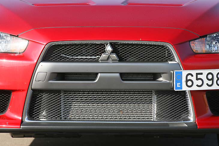 La toma de aire delantera deja ver el enorme intercooler.