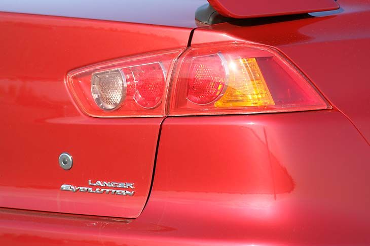 En el coche no ha ninguna referencia al X, quedando su nombre como EVOLUTION únicamente.