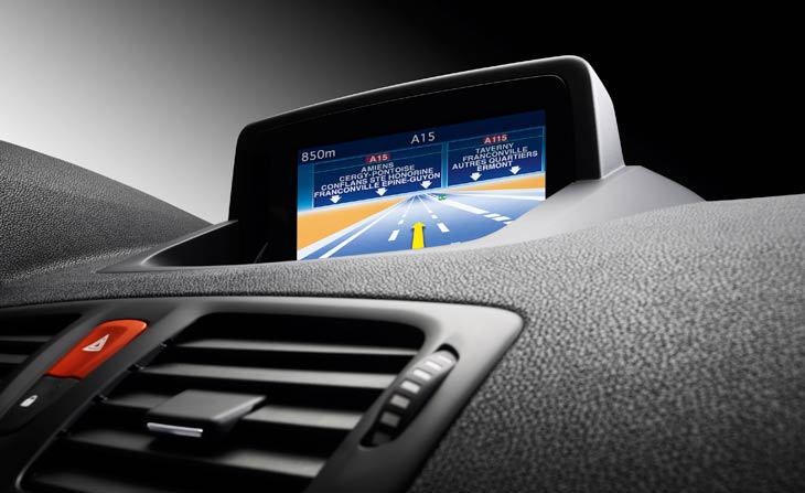 La pantalla del navegador del nuevo Renault Mégane Coupé ha dejado de ser escamoteable. Habrá un sistema de navegación de acceso, con precio más económico.
