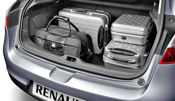 Maletero del Renault Mégane berlina: su capacidad es de 405 litros y a la vista está todo el equipaje que se puede meter dentro. Maletero del Renault Mégane berlina: su capacidad es de 405 litros y a la vista está todo el equipaje que se puede meter dentro.