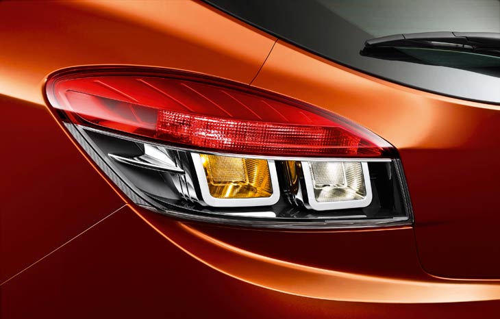 Los pilotos traseros del Renault Mégane Coupé se caracterizan por su distribución interna de formas cuadradas.