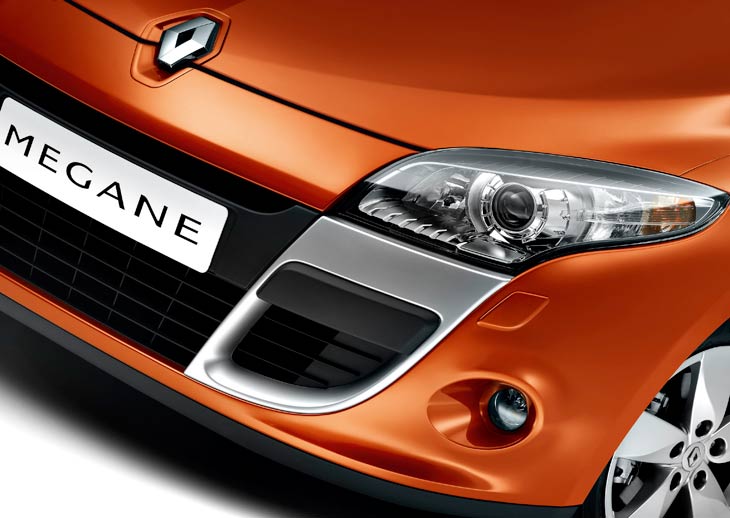 Las tomas de aire delanteras con rebordes cromados son un rasgo inequívoco del nuevo Renault Mégane Coupé