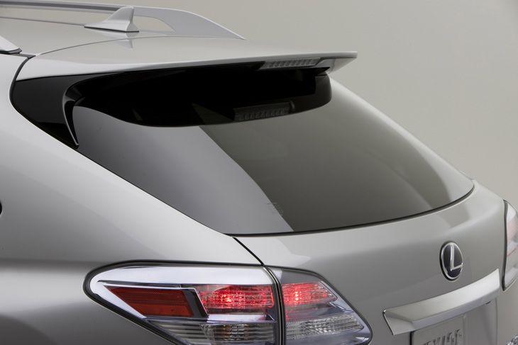La carrocería del nuevo Lexus RX muestra un acusado deflector al final del techo.