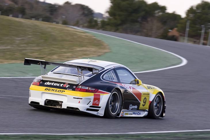 Con 1.170 kg y casi 500 CV el RSR es el caballo de batalla de Porsche para enfrentarse a los Ferrari F430 GT2.