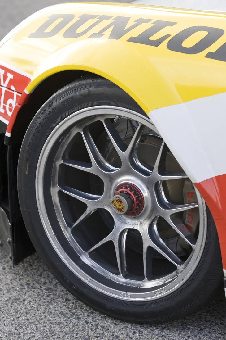 La puesta a punto original de fábrica se hizo con neumáticos Michelin, pero en el GT Open y en el GT Nacional se usan neumáticos Dunlop.