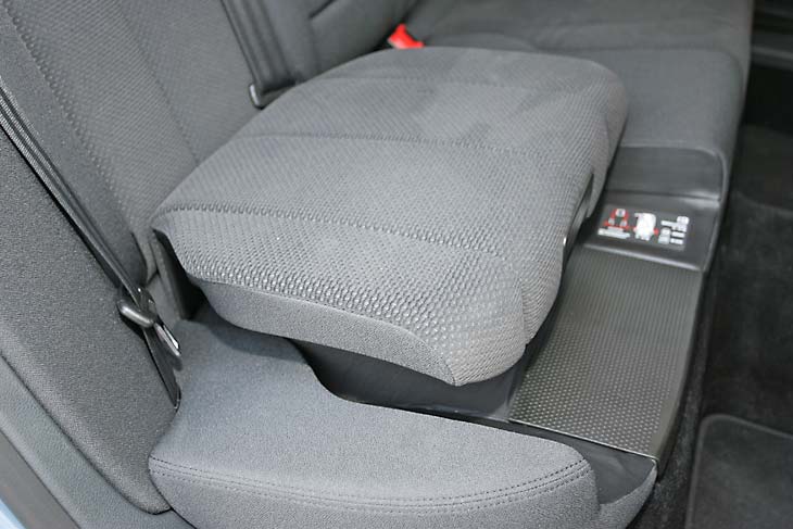 En opción, el VW Passat ofrece asiento infantil integrado en las plazas traseras.