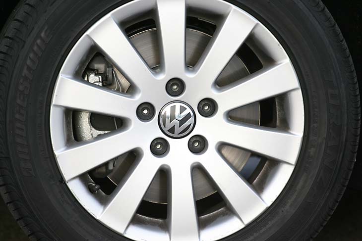 Neumáticos 215/55 con llanta de 16 pulgadas para el VW Passat TSi.