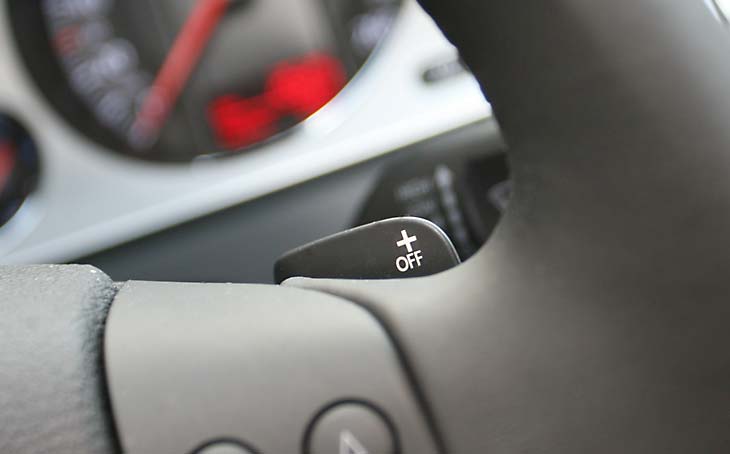 El VW Passat TSI DSG incluye levas en el volante para conducción secuencial.