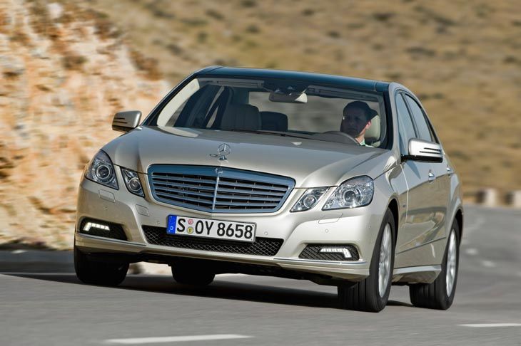 El frontal del nuevo Mercedes Clase E continúa con la imagen de marca iniciada con el Clase C, pero con doble óptica y personalidad propia.