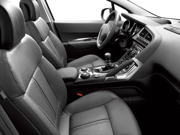 El interior del Peugeot 3008 cuenta con un moderno diseño, mucho espacio y un toque de deportividad.