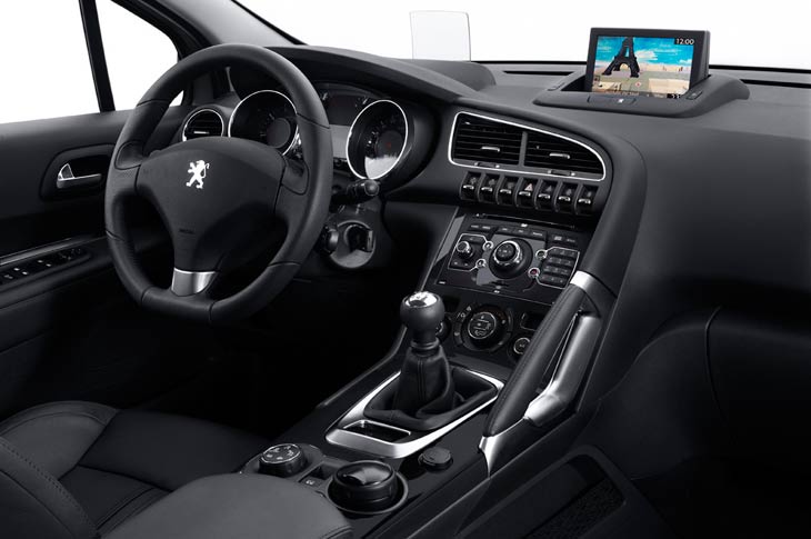 Dividas por una atractiva consola central, las plazas delanteras del Peugeot 3008 muestran una gran ergonomía y orientación de mandos.