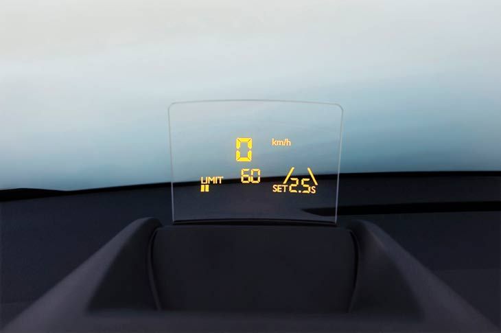 Gracias al sistema Head-up display, el Peugeot 3008 proyecta por encima del volante la velocidad y la distancia de seguridad con el vehículo que nos precede.
