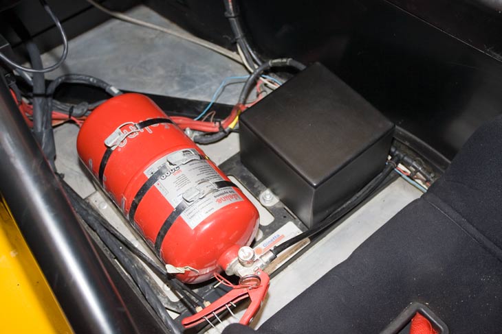 La electrónica así como el extintor integrado viajan en el suelo del lado del acompañante.