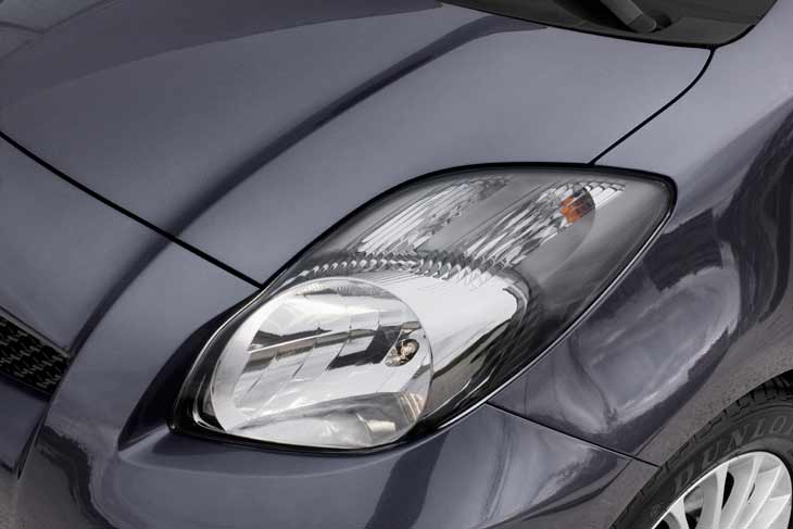 Grupo óptico delantero del Toyota Yaris 2009.