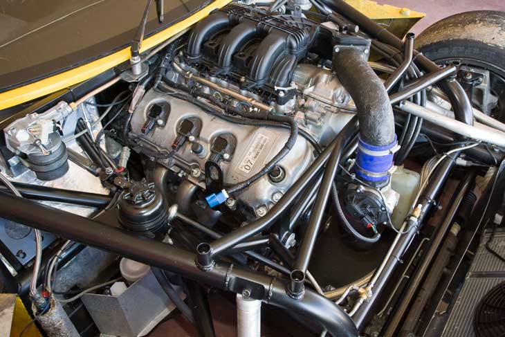 El motor Ford de seis cilindros en V y 3,5 litros desarrolla algo más de 300 CV a 7.000 rpm.