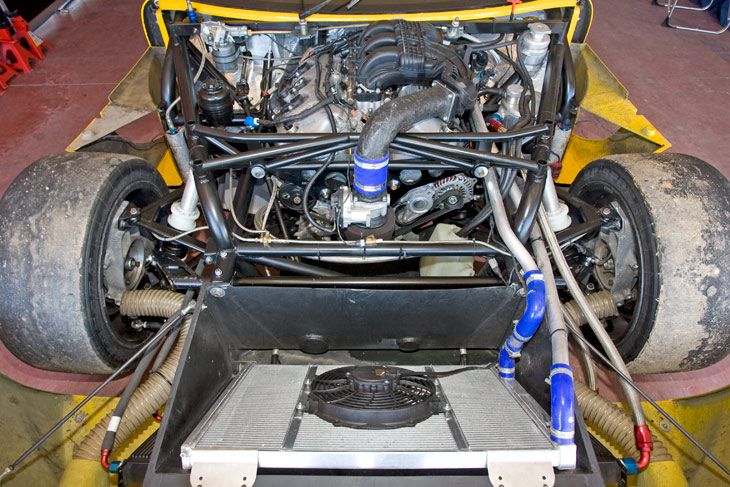 En la imagen se puede ver el diseño del chasis tubular y el subchasis que soportar el motor en la parte delantera por detrás de las ruedas. La accesibilidad para los mecánicos es total.