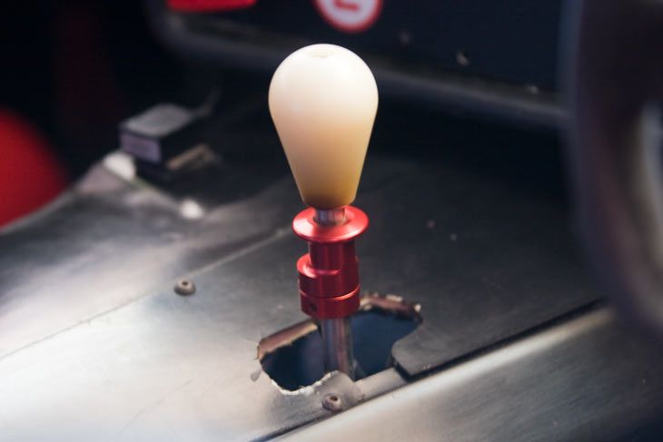 Muy ancho y bajo, la presencia del Ginetta es imponente, y la prominente boca para la refrigeración del motor es un rasgo característico de la marca inglesa.