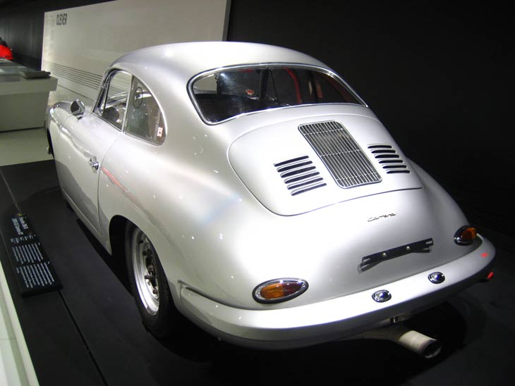 Nos cuentan que este Porsche 356 B 2000 GS Carrera GT tenía un sonido tan bestial que en calles estrechas llegaba a romper cristales de vivienda.