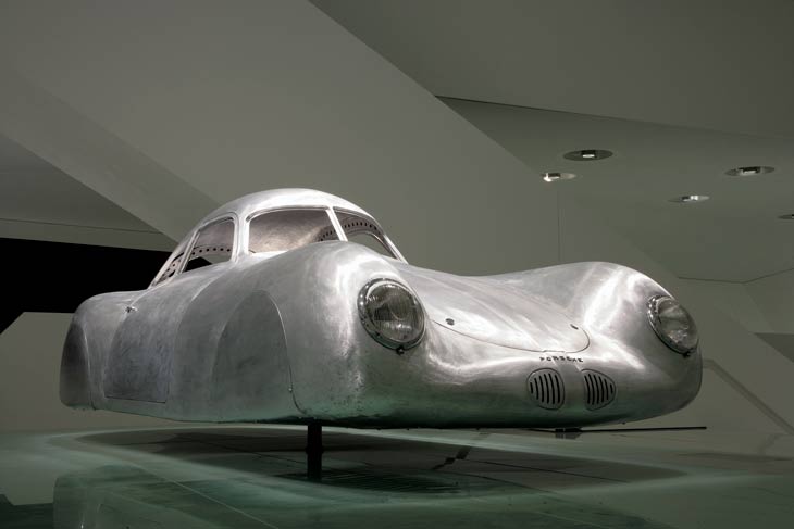 La II Guerra Mundial acabó con este modelo que había nacido para dominar la competición automovilística de la época. Espectacular trabajo aerodinámico en el Porsche Typ 64
