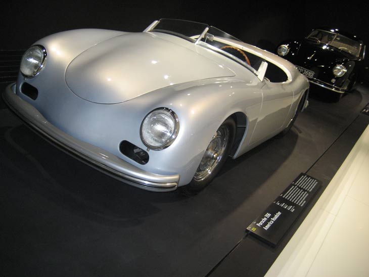 Quizás la carrocería más conocida del Porsche 356 fue esta América Roadster concebida para este mercado. Peso de 605 kilos gracias a la profusión del aluminio en su carrocería.