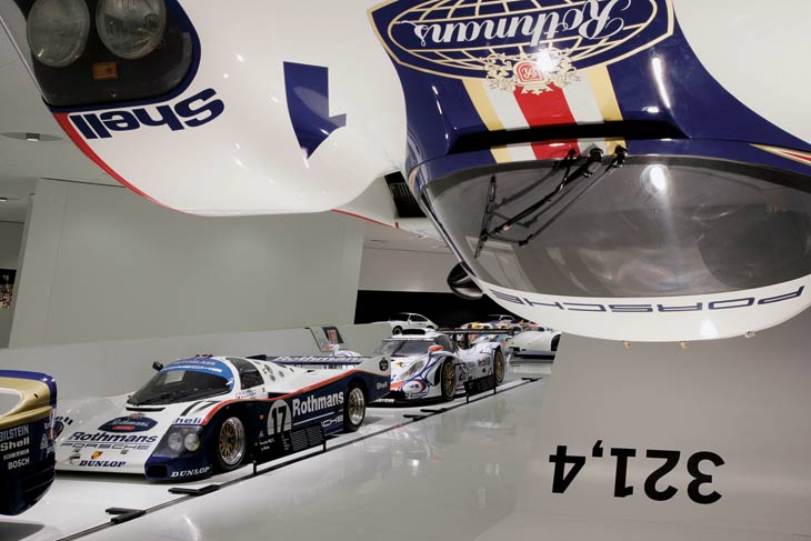 Según los ingenieros de Porsche, el trabajo aerodinámico y el espectacular efecto suelo permitirían a este coche que corrió en Le Mans poder rodar boca abajo a partir de 321,4 km/h.
