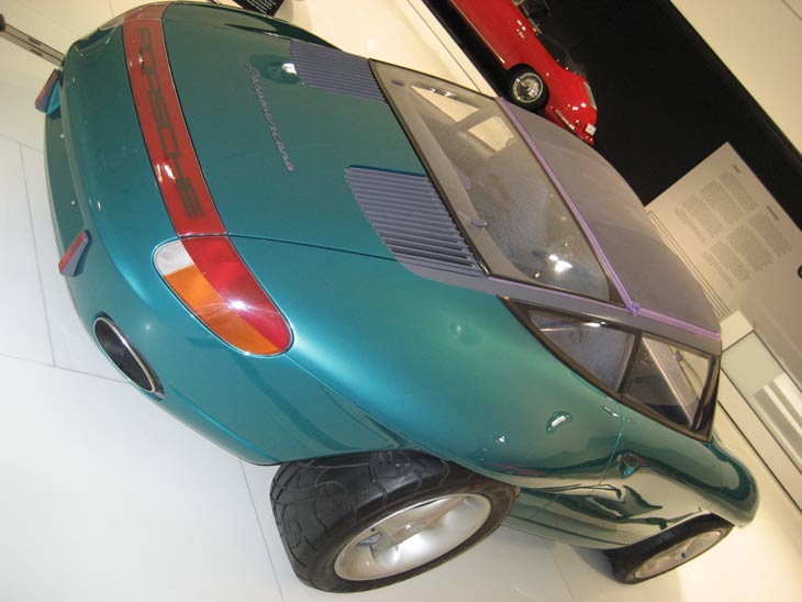 Porsche Panamericana, un regalo de los trabajadores a Ferdinand Porsche por su 80 cumpleaños. Influencias náuticas en su diseño. Los neumáticos llevaban el logotipo de Porsche.