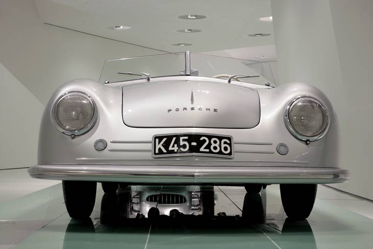 Número 1. El primer Porsche nace en 1948. Es un 356 Roadster fabricado en Austria. Motor central VW de 35 CV.