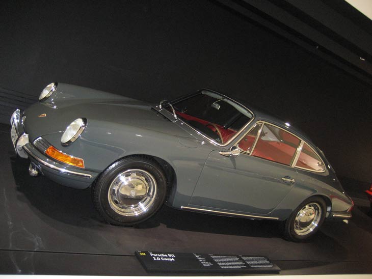 Y nace el Porsche 911. Se presentó en el Salón de Francfort de 1963. Ya montaba un seis cilindros en disposición bóxer con 130 CV.