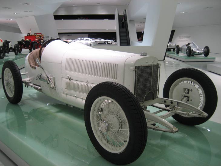 Ferdinand Porsche trabajó para Mercedes en los años ´20 diseñando coches de competición.
