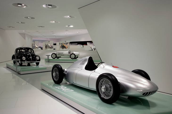 Porsche 360 Cisitalia. Coche de carreras con depósitos de combustible en los laterales para lograr un mejor reparto de pesos.