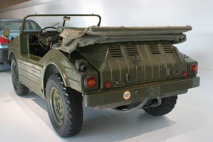 El Porsche anfibio fue concebido como todo terreno para emplear en la caza pero con cualidades para desplazarse hasta a 6 km/h en agua.