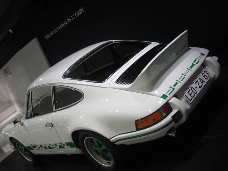 El alerón con forma de pico de pato debuta en el 911 Carrera RS 2.7 Coupé. Era el coche alemán más rápido de la época.