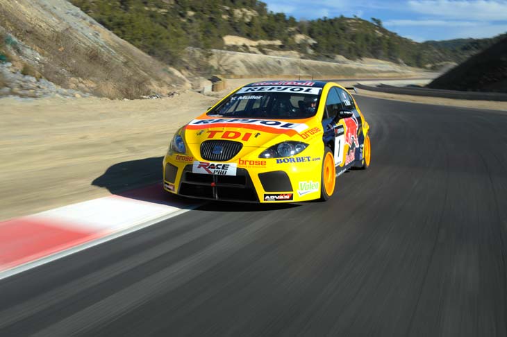 La suspensión trabaja muy bien y se come los pianos sin inmutarse… más aún en Castellolí, que por el momento solo tiene pianos para motos, sin relieve, solo pintura.