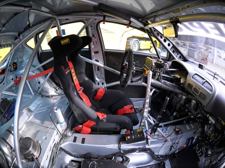 El habitáculo está completamente desnudo, tan sólo se conserva la forma de la consola central, y son el aluminio, la fibra de carbono y el acero los que predominan.