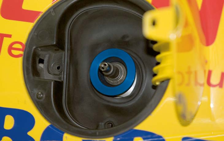 Toma del gato hidráulico para elevar el coche.