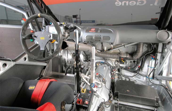 Uno de los botones del volante es un pulsador que sirve para memorizar el régimen al que se quiere llegar en la salida.