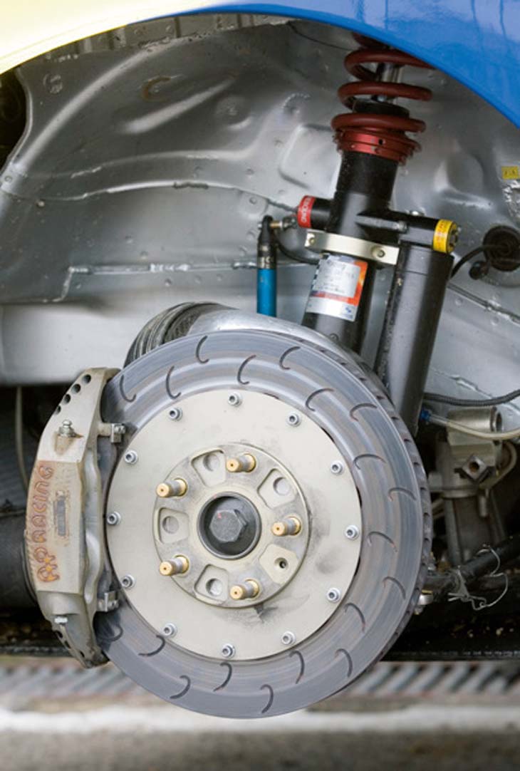 Los frenos delanteros soportan el mayor esfuerzo con discos ventilados de 332 mm y pinzas AP de 4 bombines.