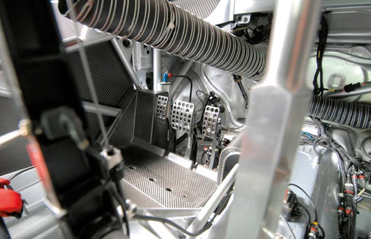 El pedalier recurre a ligeras planchas de aluminio agujereadas.