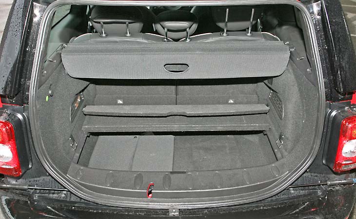 Bajo el fondo del maletero hay un hueco que añade más capacidad.