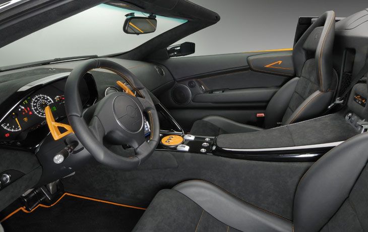 Lamborghini Murciélago LP 650-4 Roadster: negro y naranja, la misma combinación del exterior en el interior.