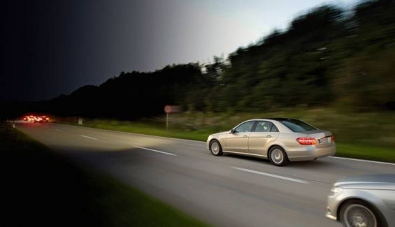 Luces activas, primicia para el Clase E. Se adaptan al medio y proporciona entre 65 y 300 metros de iluminación a la carta. Adicionalmente, cuentan con conmutador para luces de cruce/carretera.