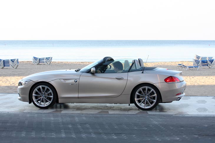 El techo del BMW Z4 queda plegado en el maletero cuando no está en uso, que se reduce de 310 a 180 litros