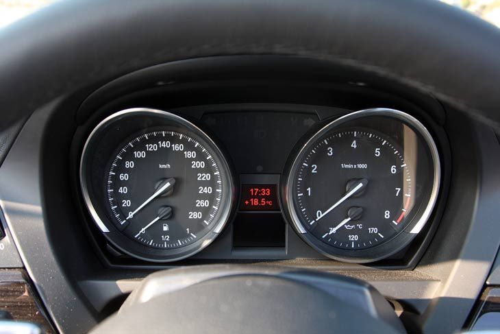 De fácil lectura y con temperatura del aceite, el cuadro del BMW Z4 sDrive35i es plenamente satisfactorio