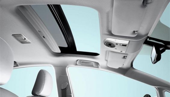 Toyota Prius: el techo solar corredizo visto desde dentro. Toyota Prius: el techo solar corredizo visto desde dentro.