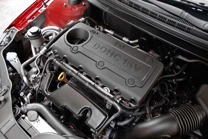 El Kia Forte Koup se estrena en Estados Unidos con dos motores gasolina de 156 y 173 CV.