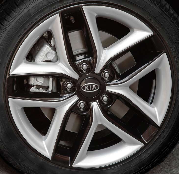 De serie, el Kia Forte Koup equipará llantas de 16 pulgadas. En el acabado superior serán de 17.