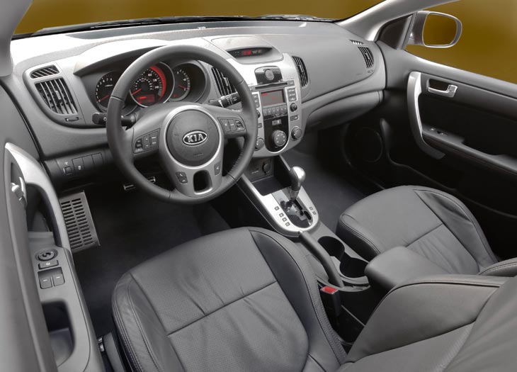 De estética similar al conocido Cee'd, el Kia Forte Koup promete un amplio habitáculo para tratarse de un cupé.